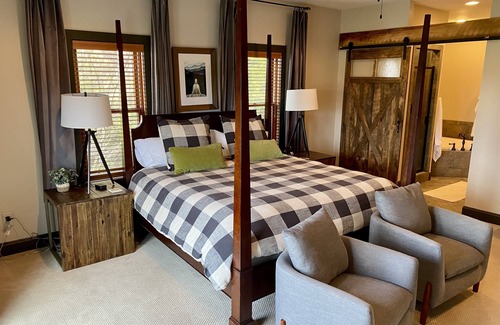 Boone Cabin | Long range views, Hot Tub, 1 mile to Blue Ridge Pkwy, 14 minutes to App Ski Mtn