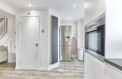 Newcastle-upon-Tyne Apartment | Long Stays - Cosy 3BR - Newcastle Retreat - RVI & City Centre - Garden - Parking - Near High Street