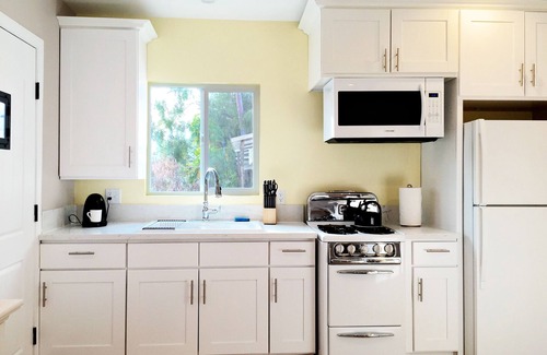 Pacific - Edison Apartment | LONG TERM - EXTENDED STAY - Free-standing Modern Studio. Free Parking
