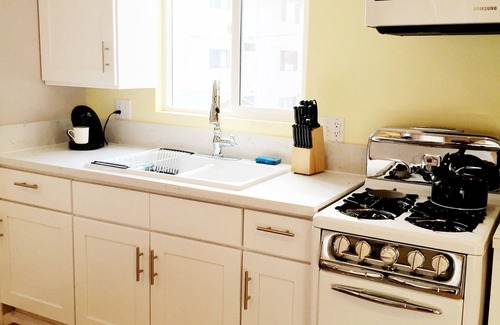 Pacific - Edison Apartment | LONG TERM - EXTENDED STAY - Free-standing Modern Studio. Free Parking