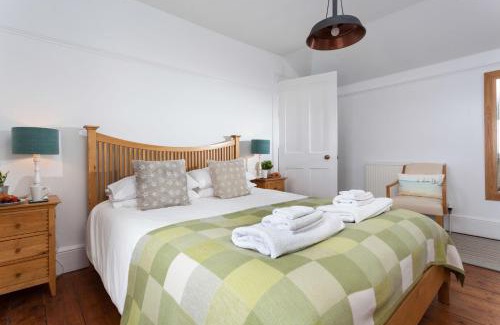 The Lizard House | Longships
