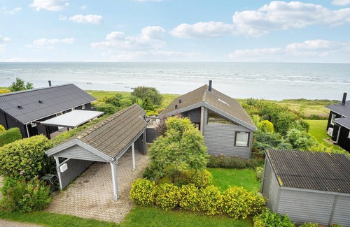 Allingabro House | Look forward to a fantastic sea view in this attractive vacation home!
