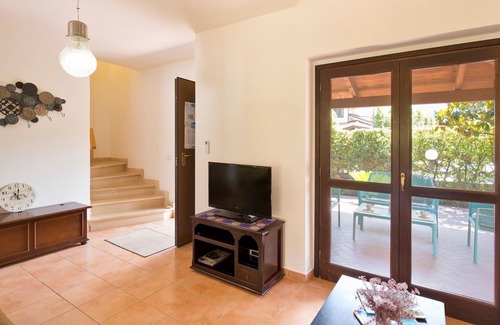 Contrada Difesa I House | Look forward to a great vacation in this vacation home with a shared pool.