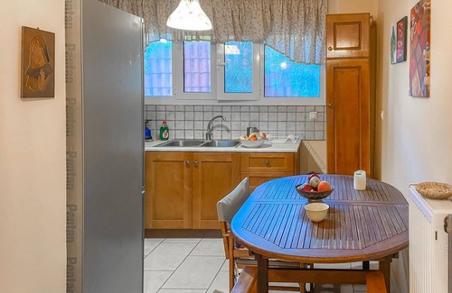 Platistomo Apartment | Look forward to a relaxing vacation in a bright apartment with a large green garden near the sea.