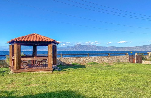 Platistomo Apartment | Look forward to a relaxing vacation in a bright apartment with a large green garden near the sea.