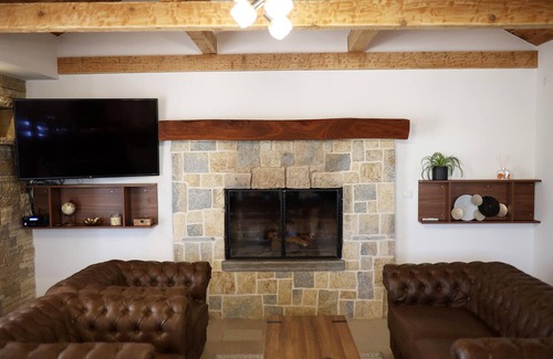 Lisicici House | Look forward to a wonderful vacation with friends or family in this villa in an elevated and quiet l