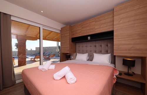 Lisicici House | Look forward to a wonderful vacation with friends or family in this villa in an elevated and quiet l