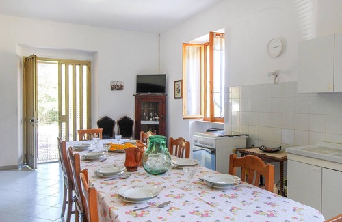 Furlo House | Look forward to an idyllically situated vacation home with a magnificent view.