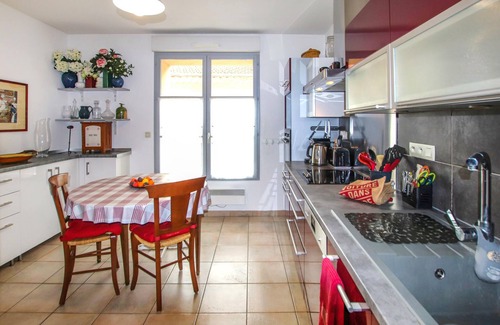 Orange Apartment | Look forward to an unforgettable vacation in this inviting vacation apartment!