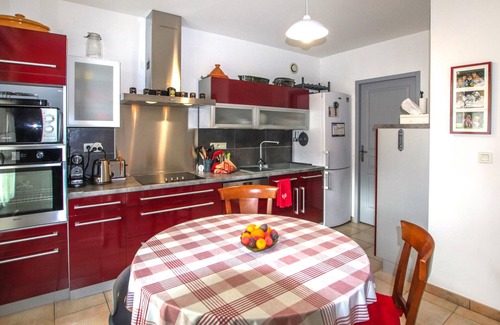 Orange Apartment | Look forward to an unforgettable vacation in this inviting vacation apartment!