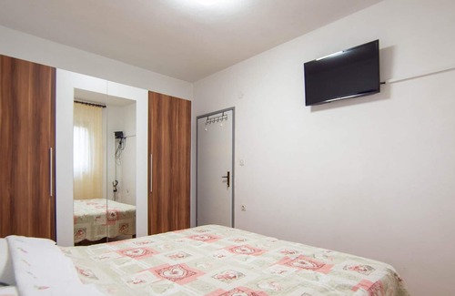 Zagvozd House | Look forward to outdoor wellness in this comfortable and child-friendly vacation home with pool!