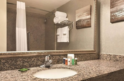 Fort Worth Hotel | Look No Further! Indoor Pool, On-Site Restaurant and Bar, Free Parking