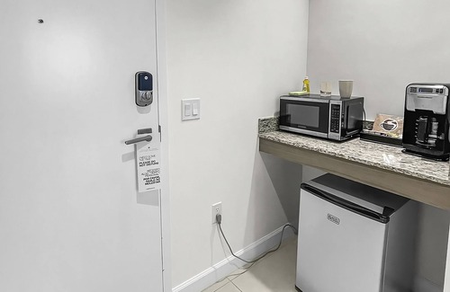 Doral Hotel | Look No Further! Outdoor Pool, Onsite Parking, Minutes to CityPlace Doral