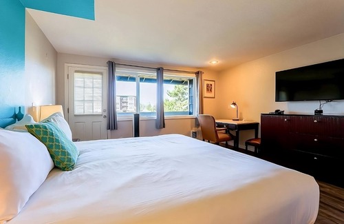 Seaside Hotel | Look No More! 2 Modern Units! Pet-friendly Property, Free Parking, River View!