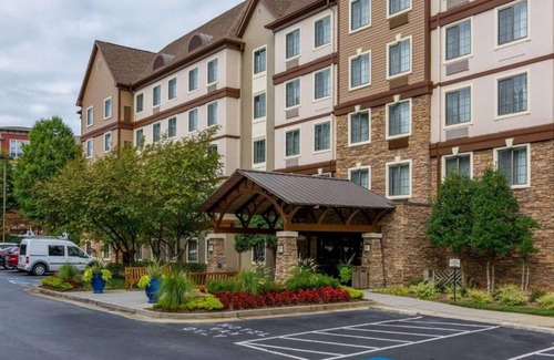 Dunwoody Apartment | Look No More! Contemporary 1BR Suite with Full Kitchen, Pets are Welcome!