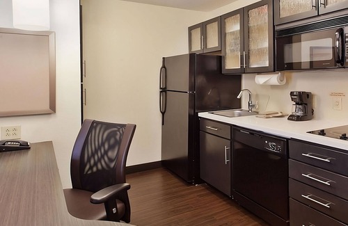 Southfield Hotel | Looking For a Place to Relax? 2 Peaceful Rooms w/Kitchen, Free Parking!