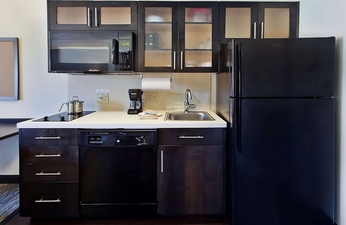 Southfield Hotel | Looking For a Place to Relax? 2 Peaceful Rooms w/Kitchen, Free Parking!