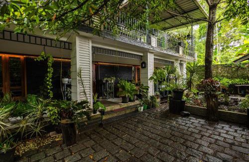 Alwaye House | Looking Glass by Roamhome