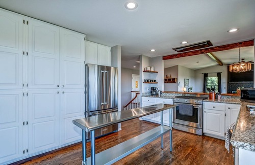 Prescott Cabin | Lookout Lodge: Views, Spacious, Updated, <10 mins to DT, Game Room, EV charger