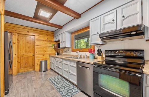 Lake Tomahawk House | Loon Landing | Quiet lakefront, sunroom, large yard, firepit, kayaks, Dogs OK