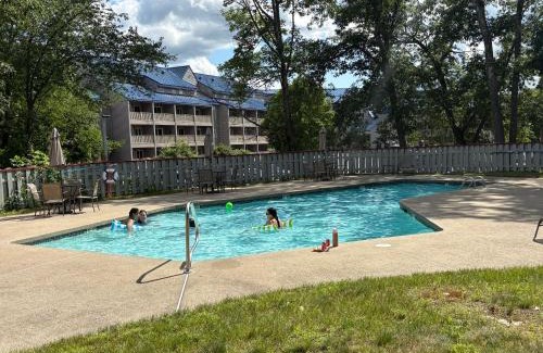 Lincoln Apartment | Loon Mnt River and Mnt views Free shuttle Pool