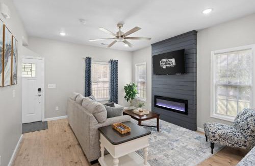 Clarksville House | Lopez Lounge 1018 Main St