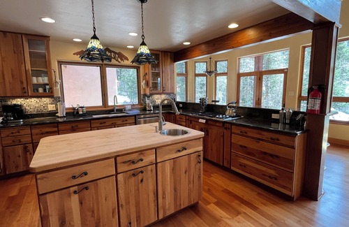 Taos Ski Valley House | Lorelei's Black Diamond Lodge