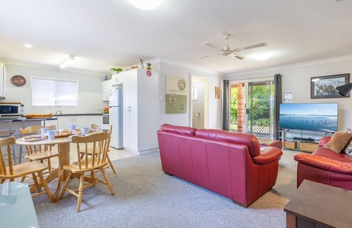Shoal Bay Apartment | Lorikeet Retreat, 2/117 Tomaree Rd - Pet Friendly, Air Conditioned Holiday House