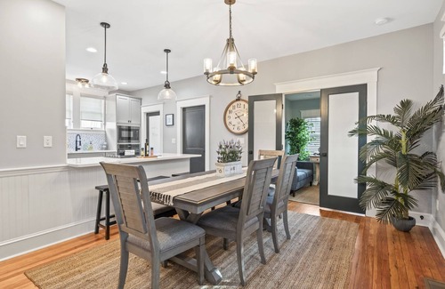 Riverside House | Lorraine's Home Away From Home - Walking distance to Five Points