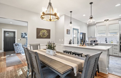Riverside House | Lorraine's Home Away From Home - Walking distance to Five Points