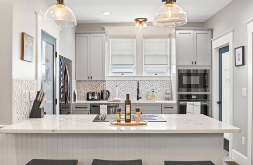 Riverside House | Lorraine's Home Away From Home - Walking distance to Five Points