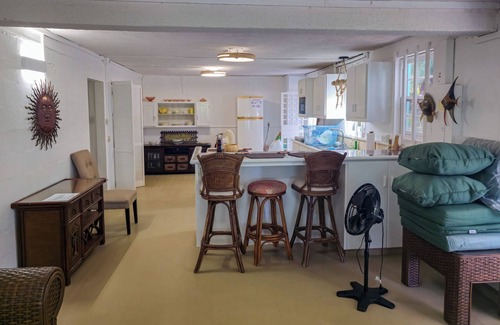 Springfield Apartment | LORRAINE UNIT B -Beautiful 2 Bedroom 2 Bathroom Beach Apartment in Cattlewash