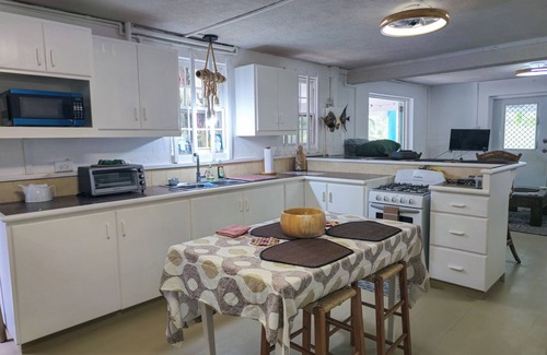 Springfield Apartment | LORRAINE UNIT B -Beautiful 2 Bedroom 2 Bathroom Beach Apartment in Cattlewash