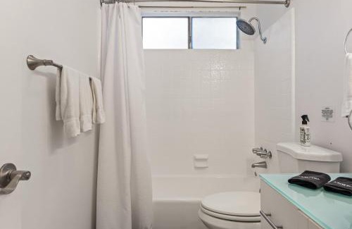 Wilshire House | Los Angeles charming big house, king bed, parking, EV