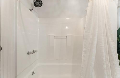 Wilshire House | Los Angeles charming big house, king bed, parking, EV