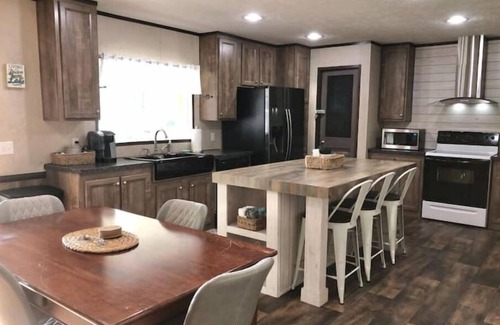 Centre House | "Lost Crab", beautiful 3BR, big yard, private dock