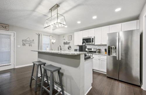 Cartersville House | Lots of Hot Spots & Activities Near This Townhome