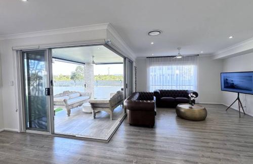 Mango Hill House | Lotus Grand Home in Mango Hill Sleeps 8