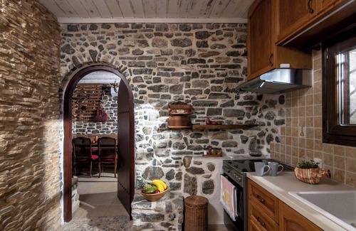 Vizari Apartment | Lotzetta Giannios Suite with Hot Tub by Estia
