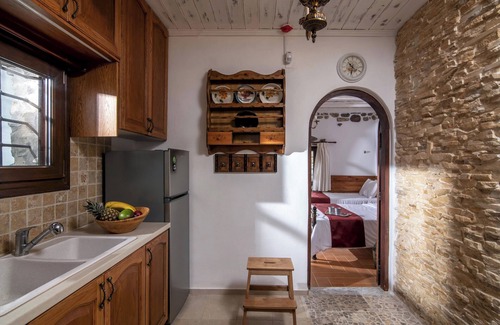 Vizari Apartment | Lotzetta Giannios Suite with Hot Tub by Estia