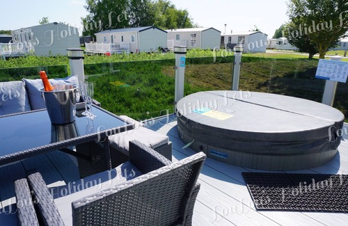 Dogdyke House | LouLou's Hot Tub Holiday Lets at Tattershall Lakes. All prices include passes!