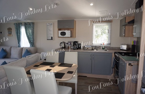 Dogdyke House | LouLou's Hot Tub Holiday Lets at Tattershall Lakes. All prices include passes!