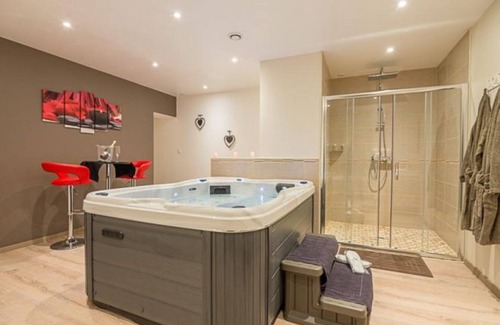 Bort-les-Orgues Bed & Breakfast | Love Room - Auvergne, Massif Central, at the Foot of the Volcanoes