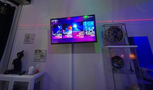 Quartier de Rochechouart Apartment | Love room Paris