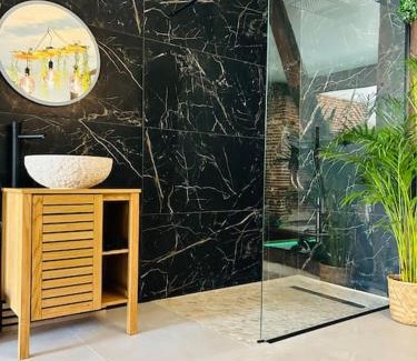 Leguevin Apartment | Love Room Toulouse