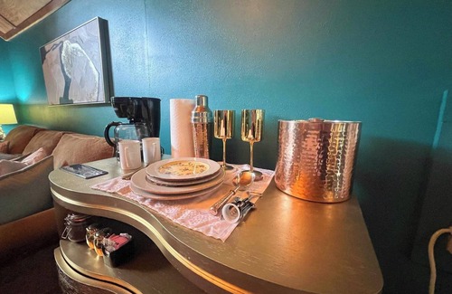 Kennard Cottage | LOVE SHACK! NEW HOT TUB, SOAKER TUB, KING BED, PINE TREES, EAST TEXAS STAY