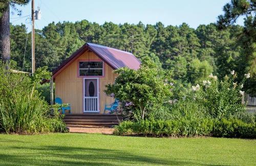 Kennard Cottage | LOVE SHACK! NEW HOT TUB, SOAKER TUB, KING BED, PINE TREES, EAST TEXAS STAY