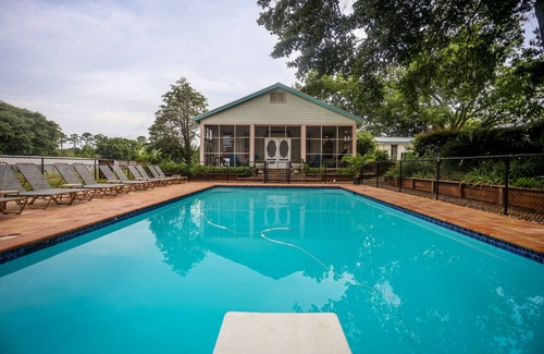 Kennard Cottage | LOVE SHACK! NEW HOT TUB, SOAKER TUB, KING BED, PINE TREES, EAST TEXAS STAY