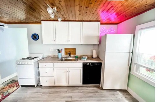 Port Clinton Cottage | Love Shack Private Hot tub steps to Jet/Town