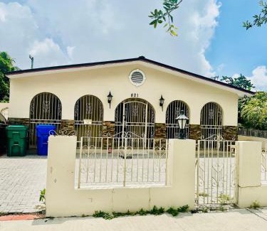 West Little Havana House | Love Story Pool House, free parking & BBQ